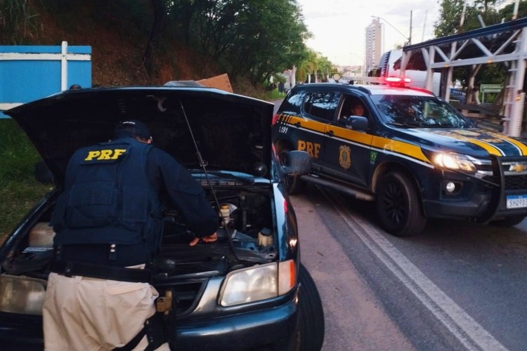 PRF de Muriaé recupera caminhonete roubada no RJ