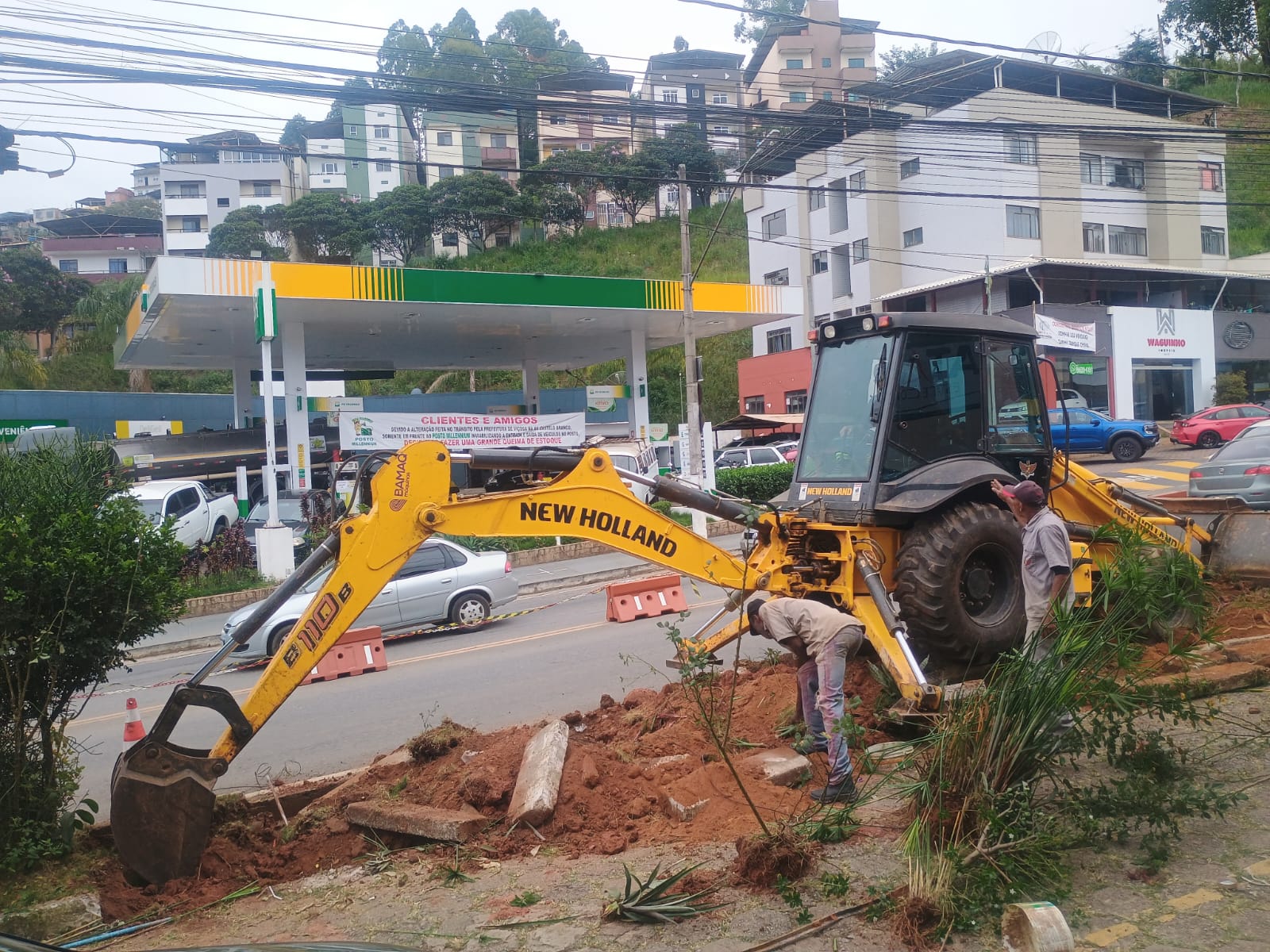 PMV inicia construção de recuo para ônibus na Castello Branco em Viçosa