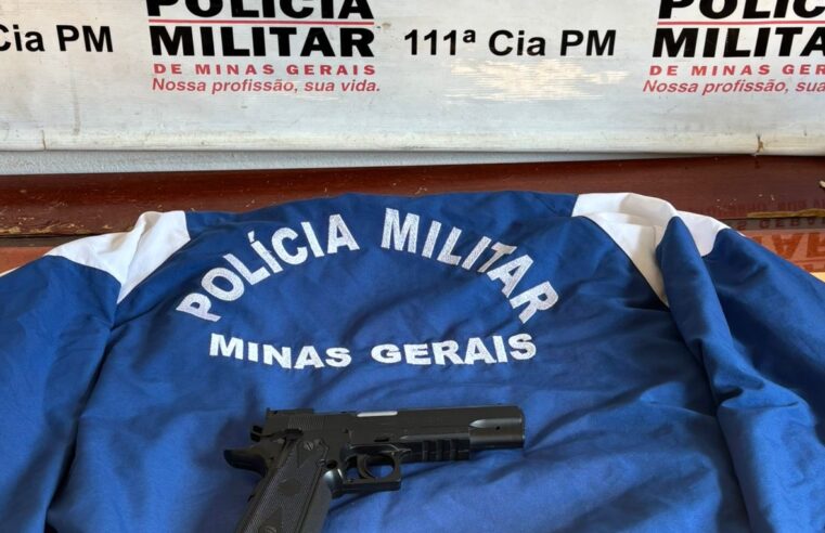 PM apreende homem por uso indevido de uniforme militar e réplica de arma de fogo em VRB