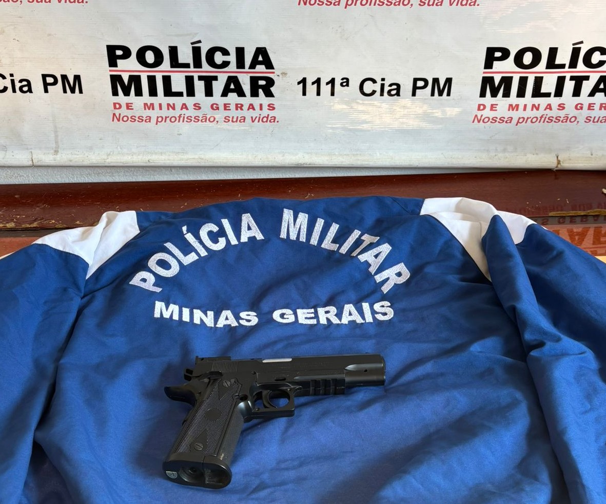 PM apreende homem por uso indevido de uniforme militar e réplica de arma de fogo em VRB