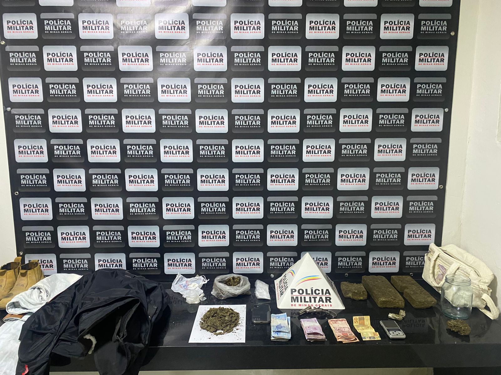 PM prende em Ponte Nova, suspeito de roubo em Ouro Preto e apreende drogas e arma