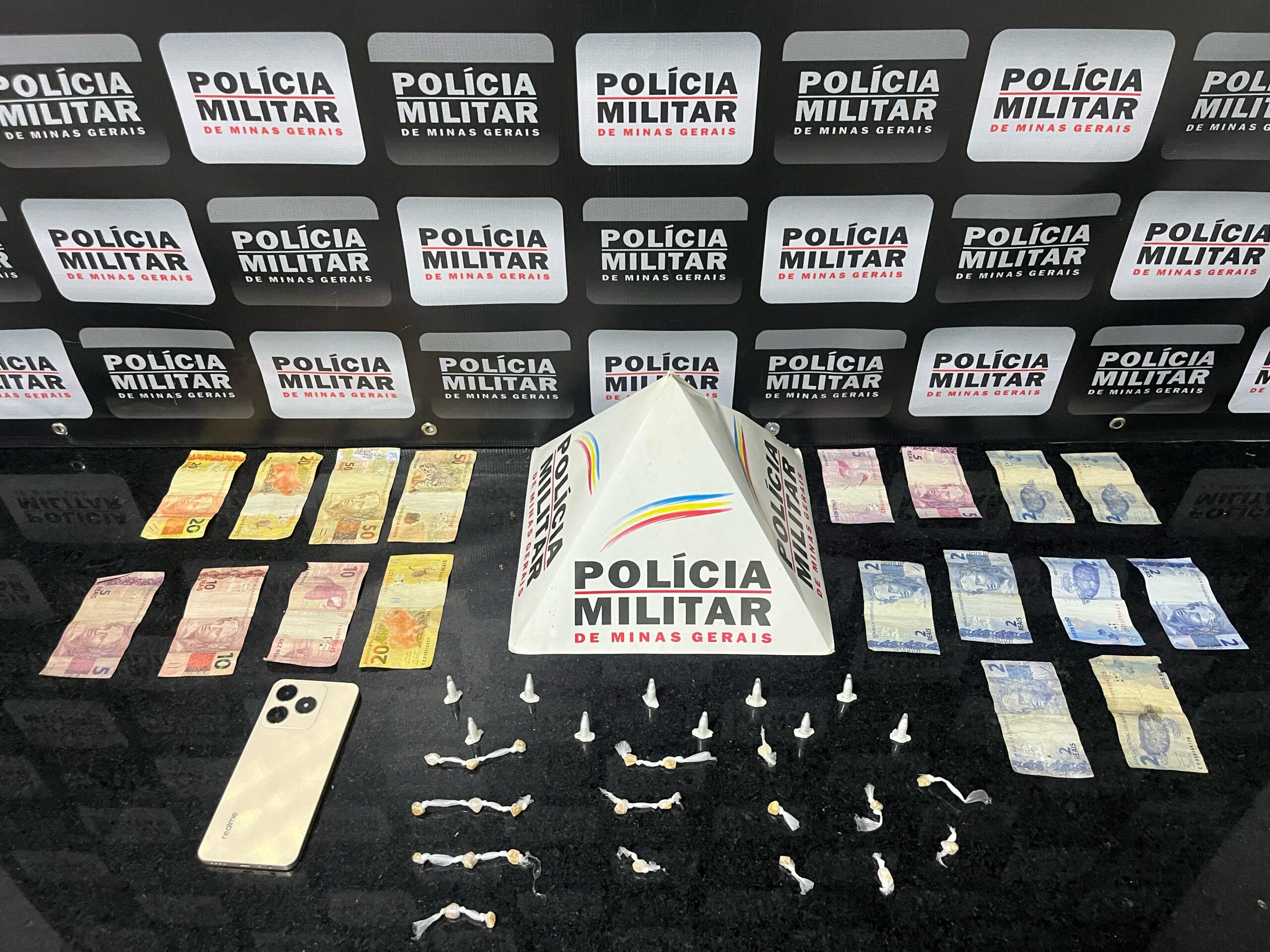 Mulher é presa por tráfico de drogas, em Ponte Nova