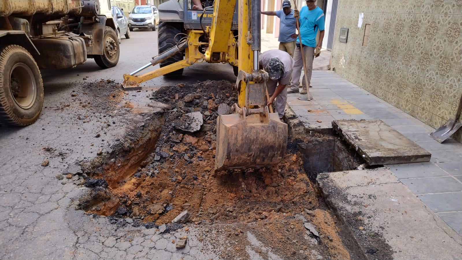 PMV avança em reparos de vias e construção de muros de contenção