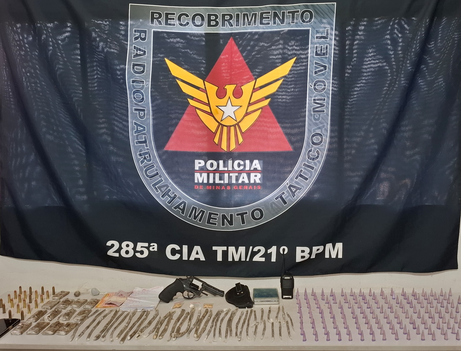 PM prende trio, apreende arma e drogas no bairro Tanquinho