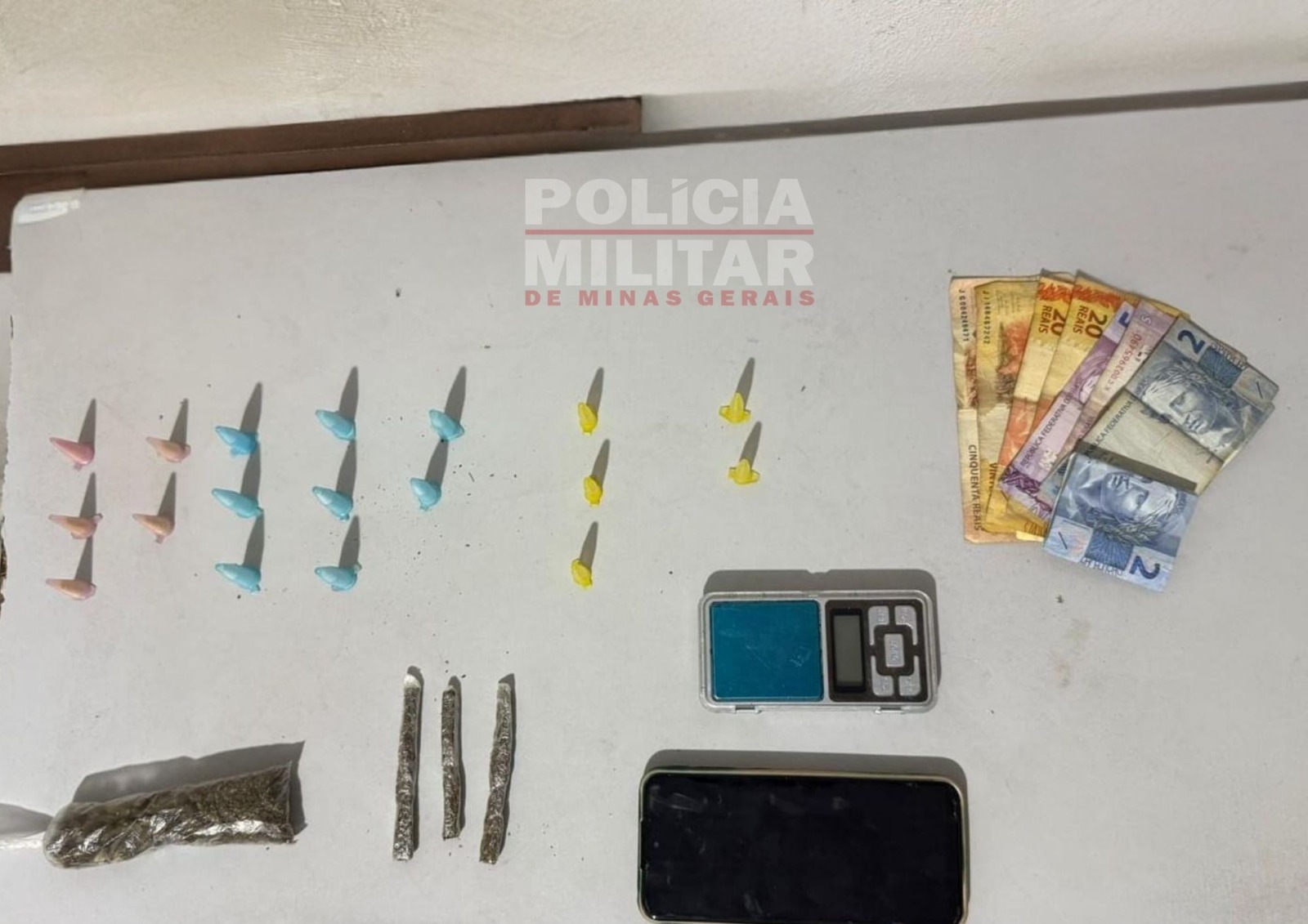 Jovem é preso por tráfico de drogas em Ubá