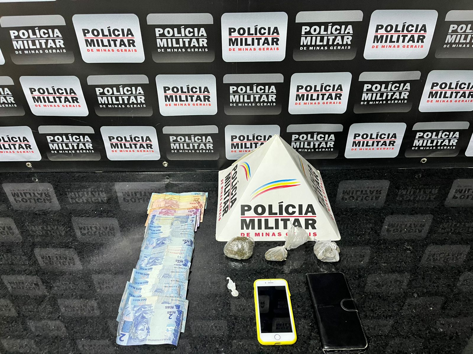 PONTE NOVA: PM prende pai e filho por tráfico de drogas