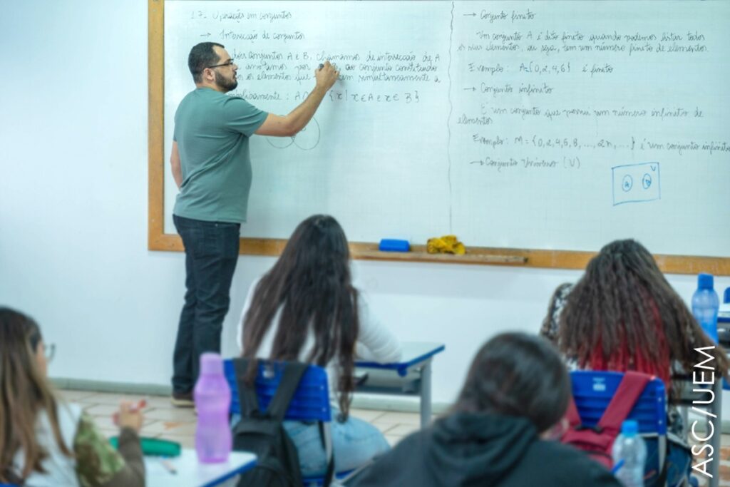 Governo de MG anuncia concurso com quase 14 mil vagas para a Educação