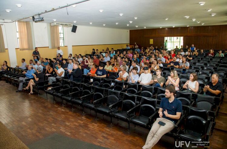 Celebração artístico-cultural marca o Dia do Pedagogo na UFV