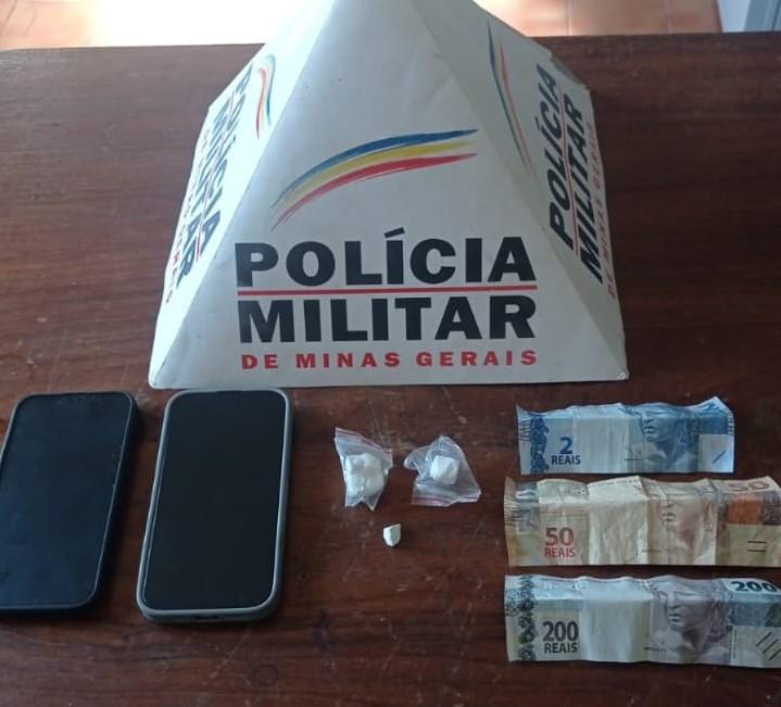 Homem é preso e menor apreendido por tráfico de drogas, em São Geraldo