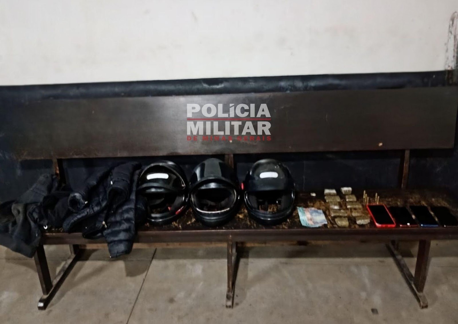 PM prende foragido da justiça e mais dois por tráfico de drogas, em Ubá