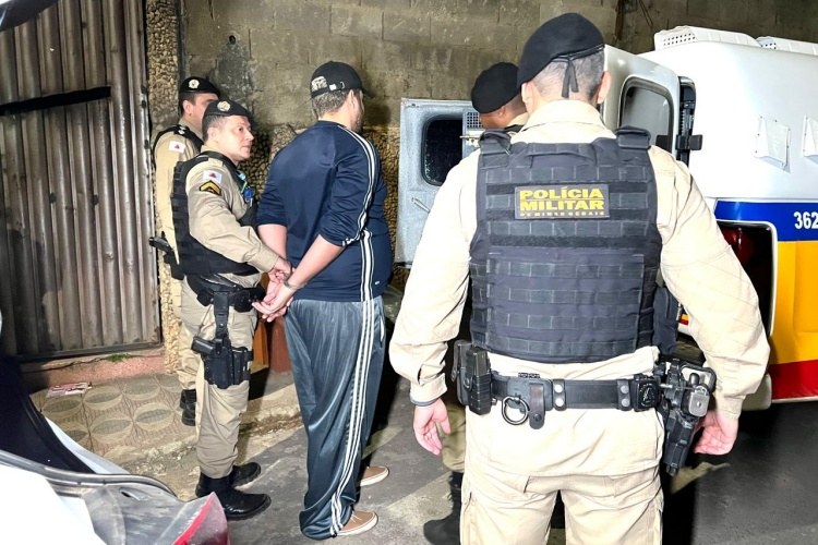 Homem é preso com 15 quilos de maconha, em Muriaé