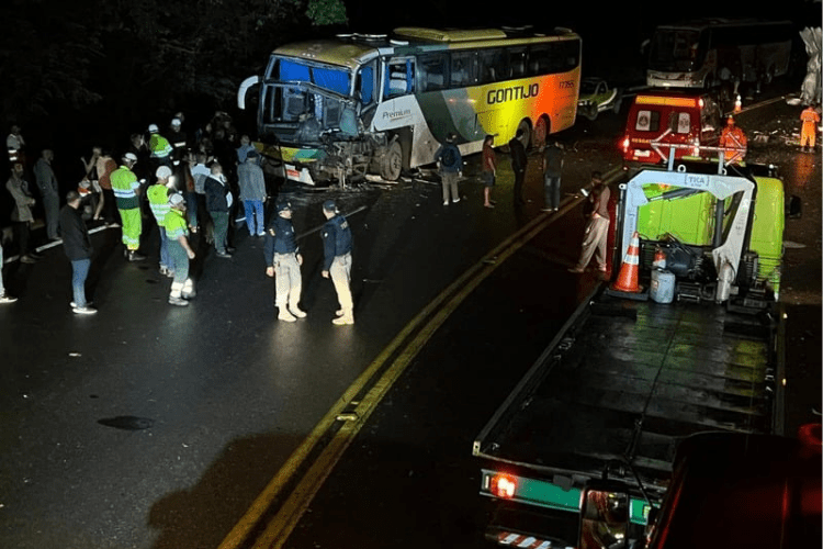 Acidente envolvendo carreta e ônibus deixa feridos, em Muriaé