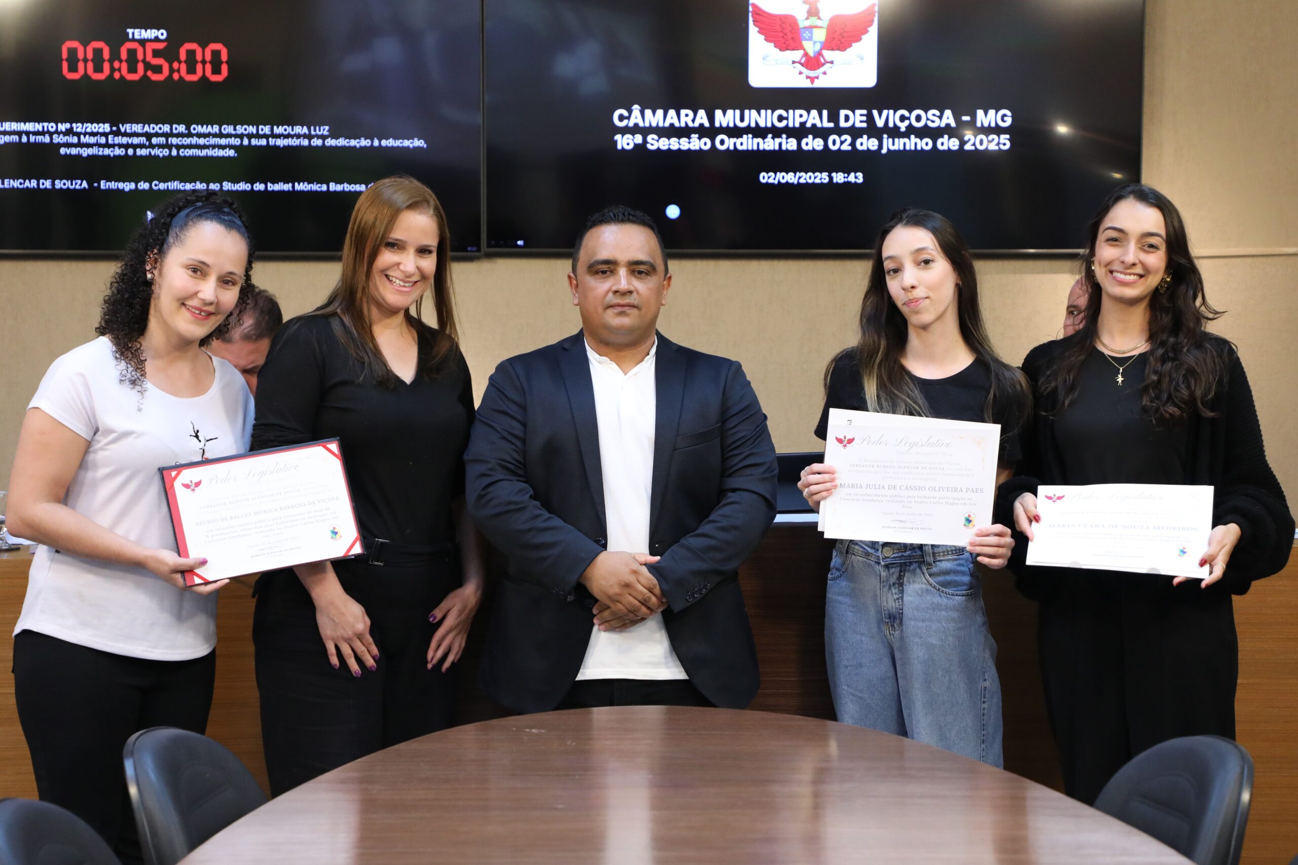 Câmara de Viçosa reconhece estúdio de Ballet por conquistas regionais