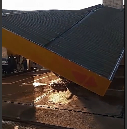 Carreta derruba pilastra em posto de gasolina, em Ervália