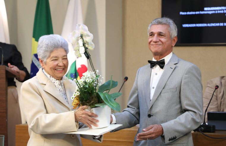 Câmara de Viçosa homenageia irmã Sônia Maria, diretora do Colégio Carmo