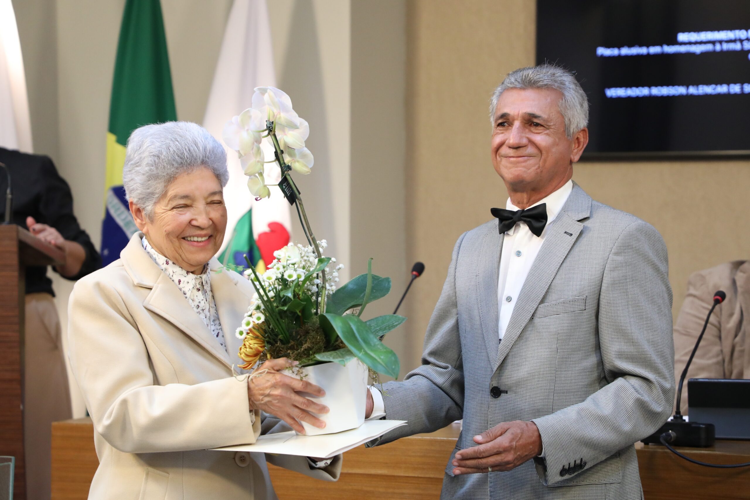 Câmara de Viçosa homenageia irmã Sônia Maria, diretora do Colégio Carmo