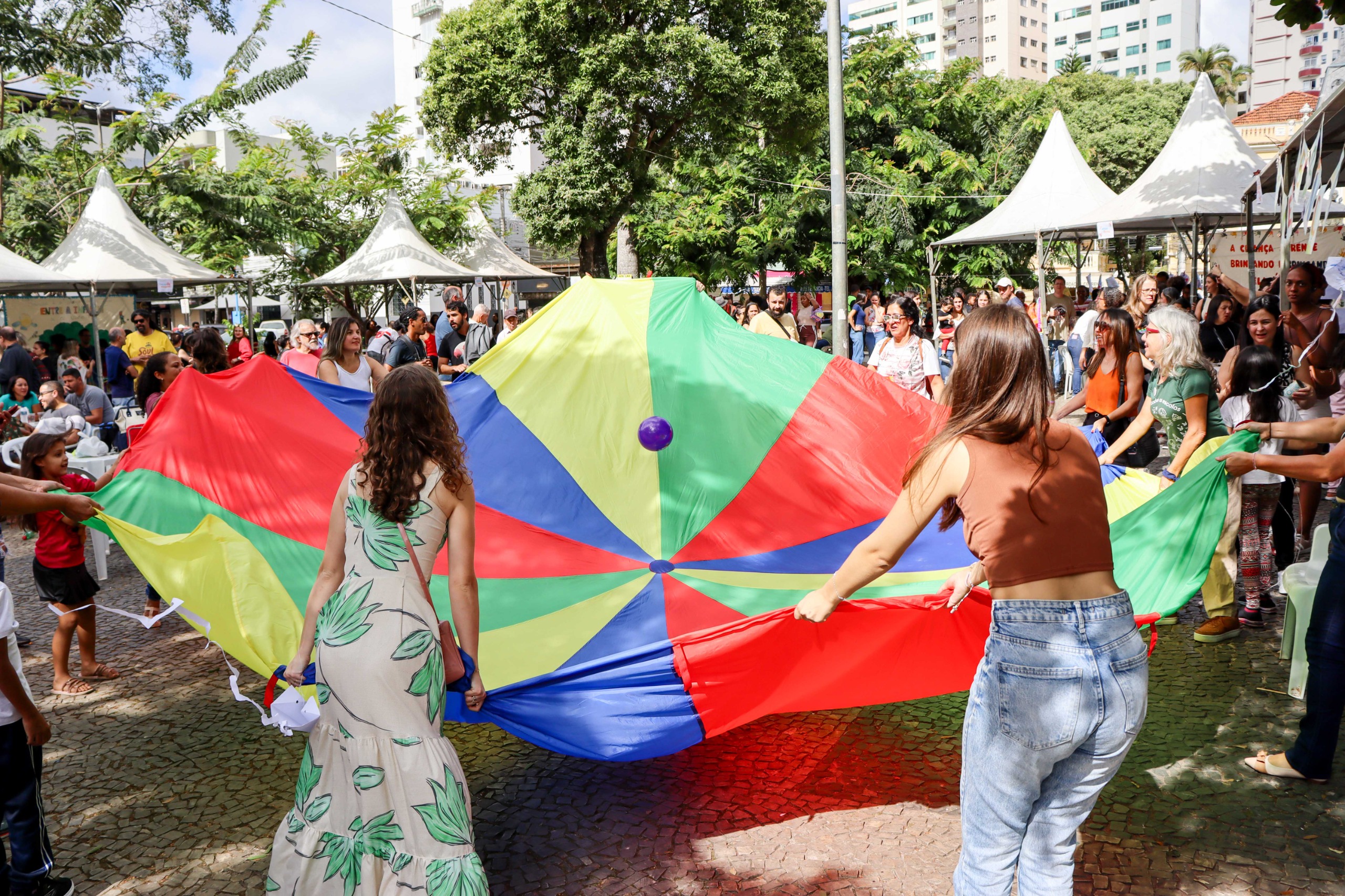 Dia do Brincar reúne famílias e celebra a infância na Praça Silviano Brandão, em Viçosa