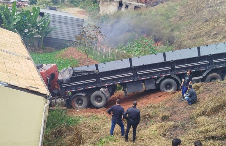 Caminhão perde o controle e colide com residência, em Viçosa