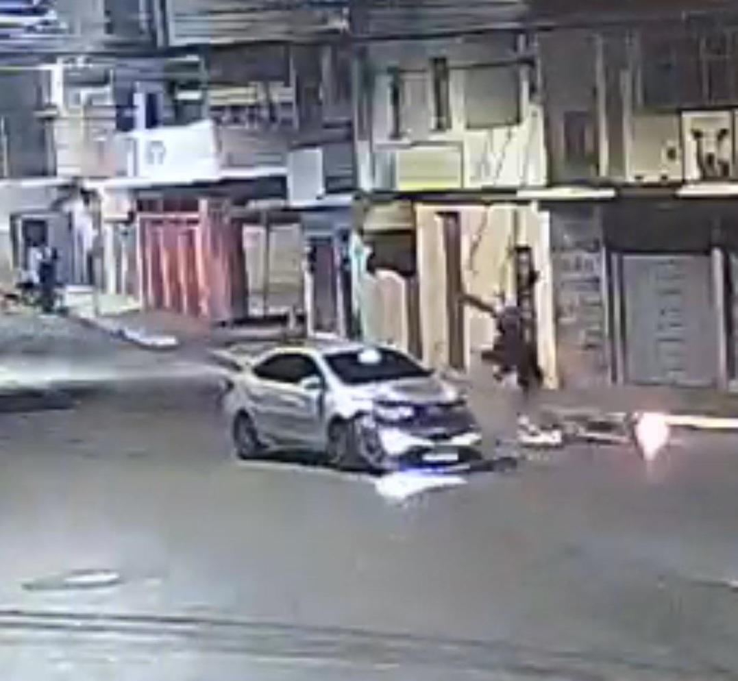 Colisão entre moto e carro é registrada no cruzamento da Gomes Barbosa