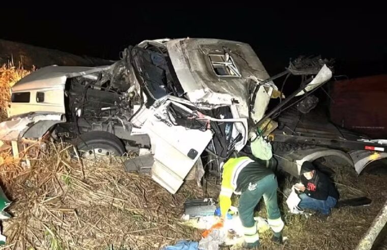 Dois homens ficam gravemente feridos após tombamento de carreta, em Muriaé
