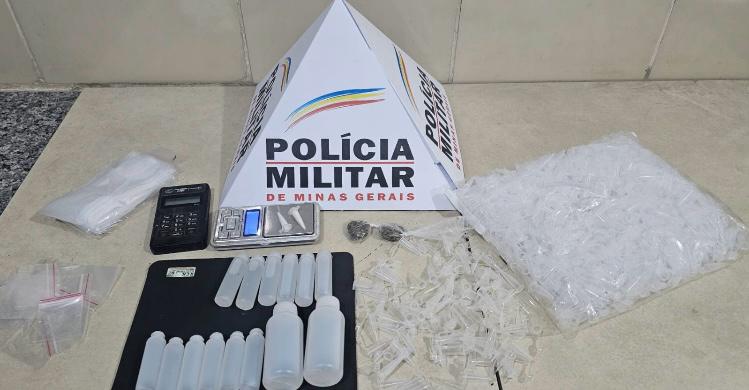 PM apreende drogas e materiais de tráfico, em Viçosa