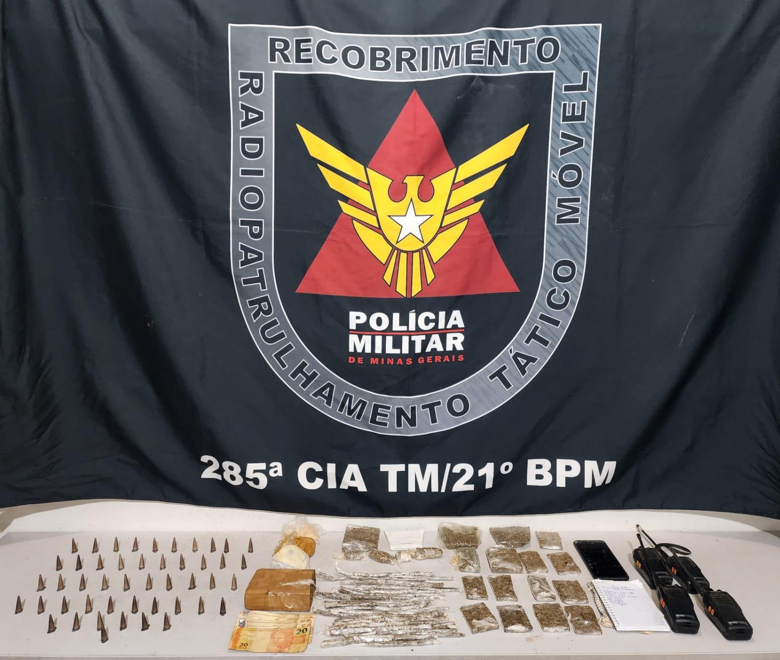 PM prende homem e apreende menor por tráfico de drogas, em Ubá