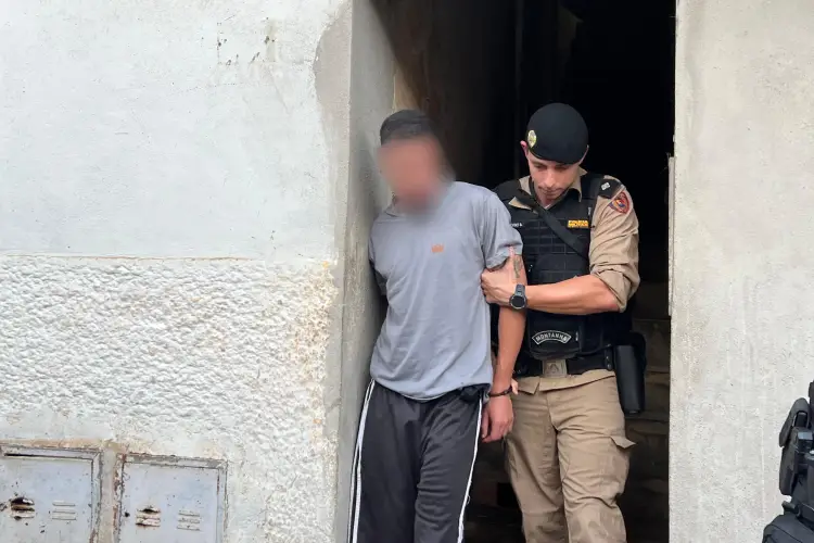 PM desarticula ponto de venda de drogas durante operação, em Muriaé