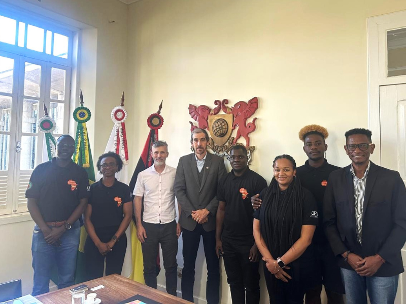 Reitor da UFV se reúne com representantes da Associação dos Estudantes Africanos de Viçosa