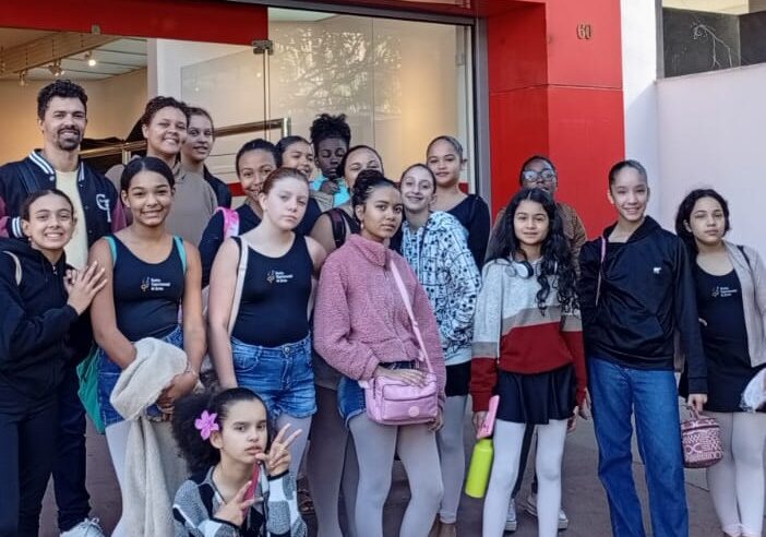 Bailarinas de Viçosa conquistam troféu em festival internacional