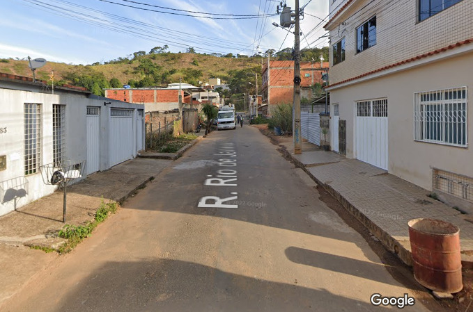PM prende cinco pessoas por tráfico, associação criminosa e posse ilegal de arma, em Ubá