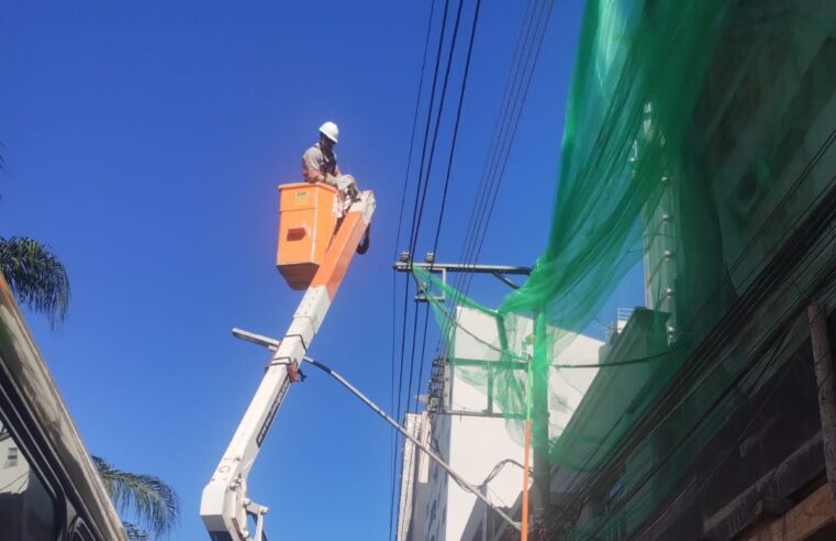 Queda de tela em fiação congestiona transito e provoca queda de energia, em Viçosa