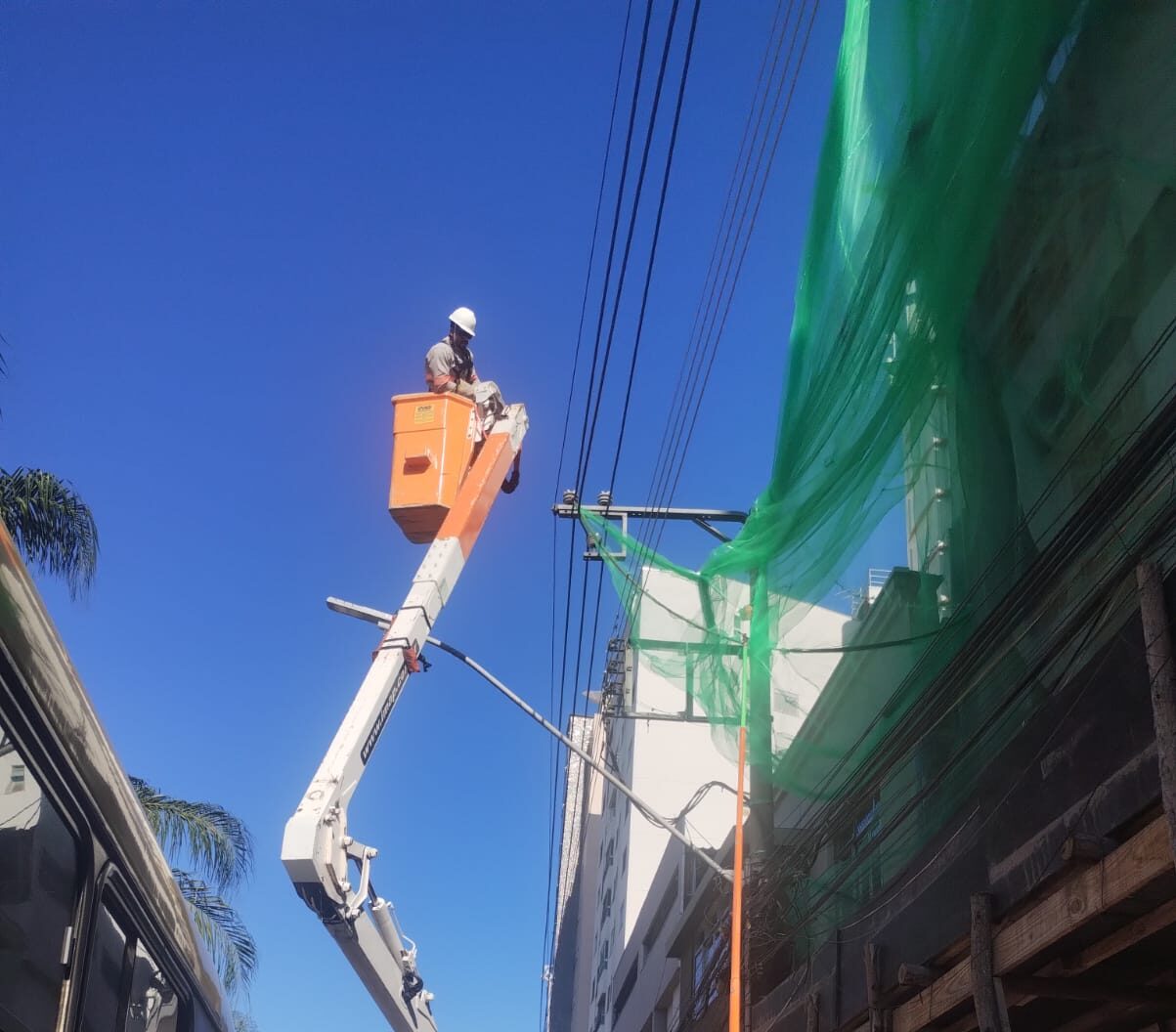 Queda de tela em fiação congestiona transito e provoca queda de energia, em Viçosa