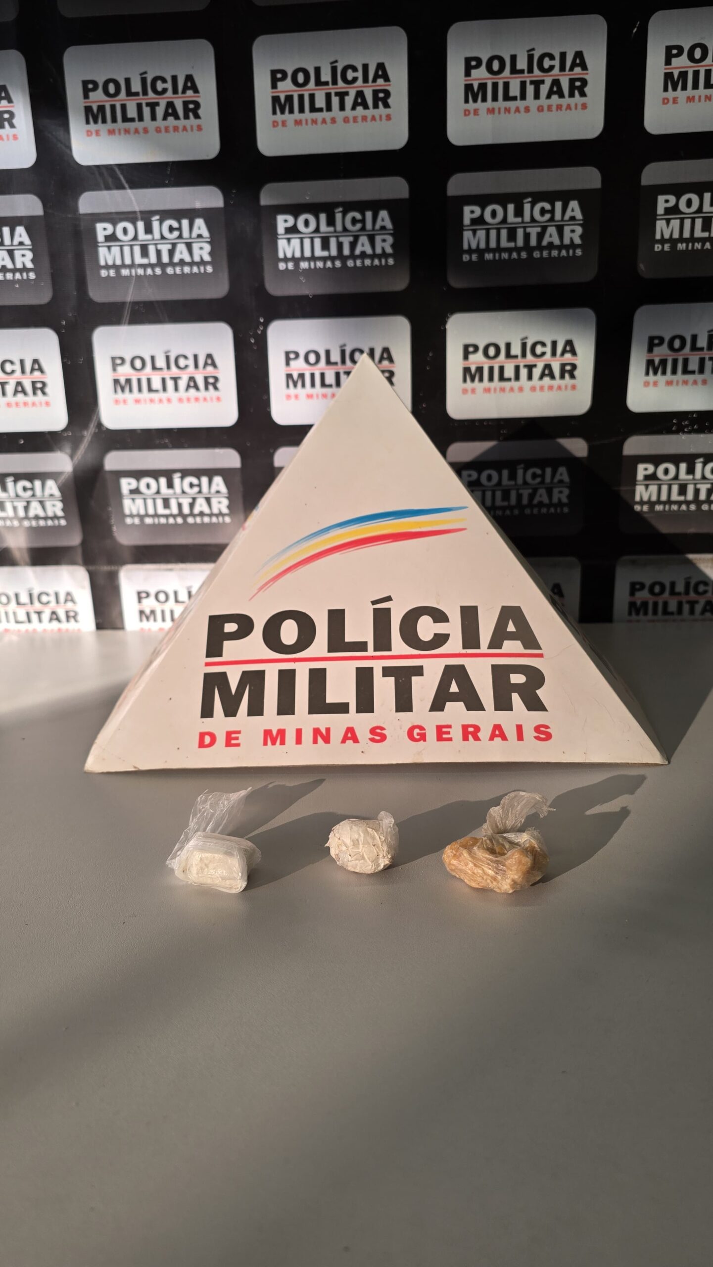 PM prende homem por tráfico de drogas na Praça Central de Oratórios