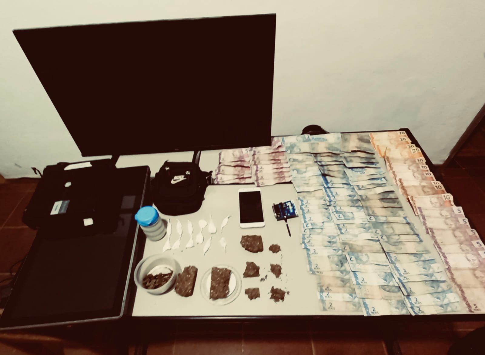 Araponga: Cumprimento de Mandado resulta em prisão por tráfico, adulteração veicular e jogo de azar