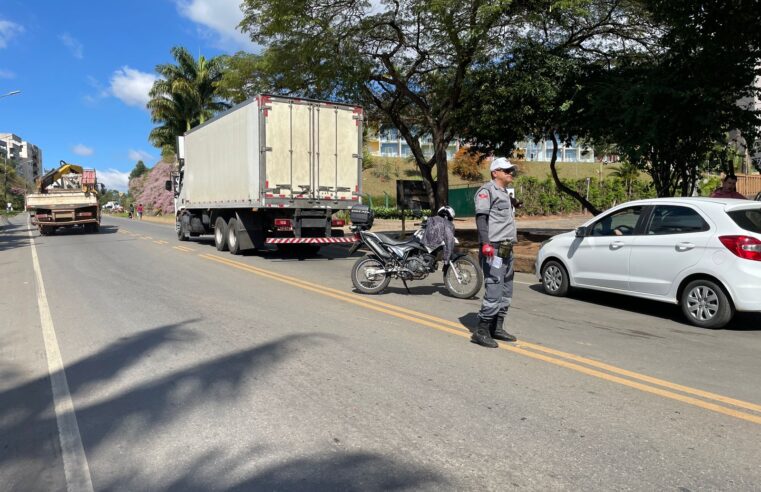 Caminhão interrompe tráfego na Maria de Paula Santana, em Viçosa