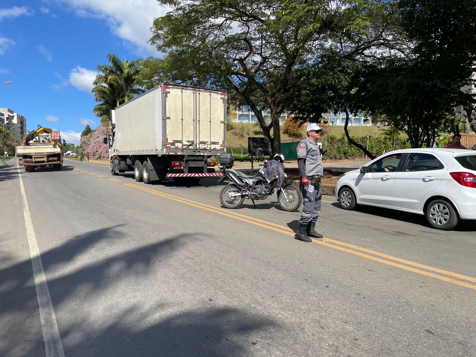 Caminhão interrompe tráfego na Maria de Paula Santana, em Viçosa