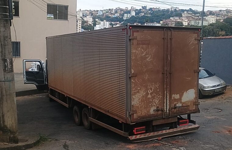 Caminhão fica preso em curva proibida para veículos pesados no Centro de Viçosa