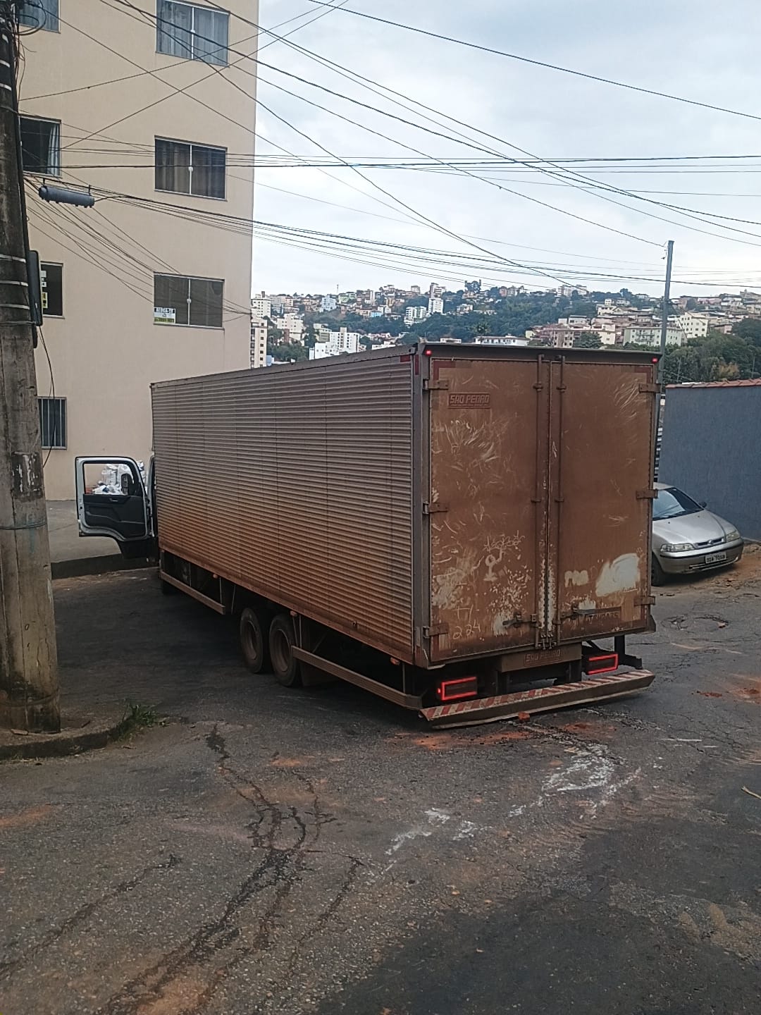 Caminhão fica preso em curva proibida para veículos pesados no Centro de Viçosa