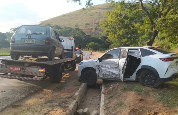 Motorista invade contramão e causa colisão lateral na BR-116 em Muriaé