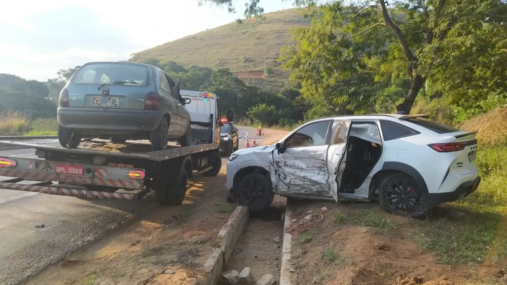 Motorista invade contramão e causa colisão lateral na BR-116 em Muriaé