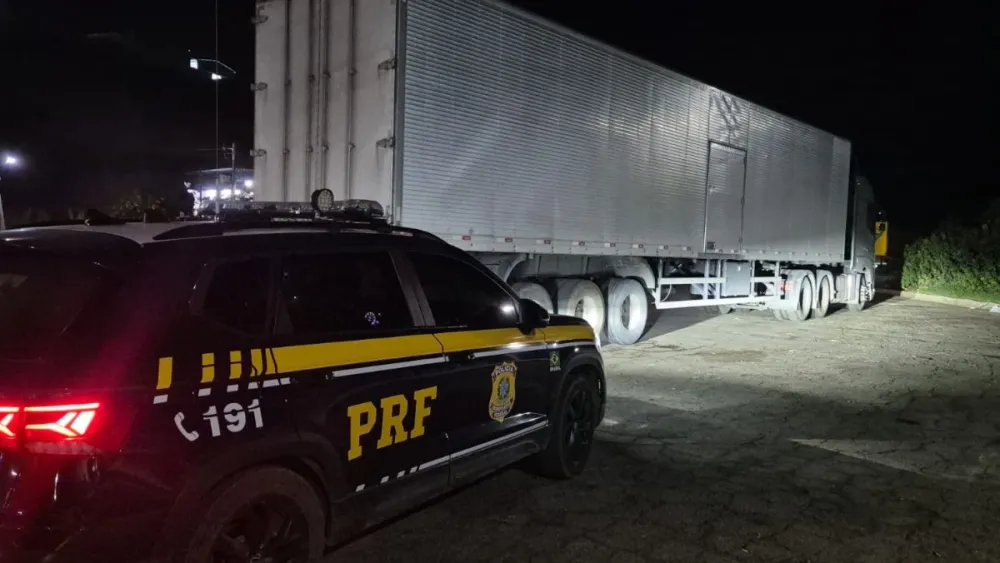 PRF intercepta carreta por ultrapassagem proibida na BR-116 entre Miradouro e Muriaé