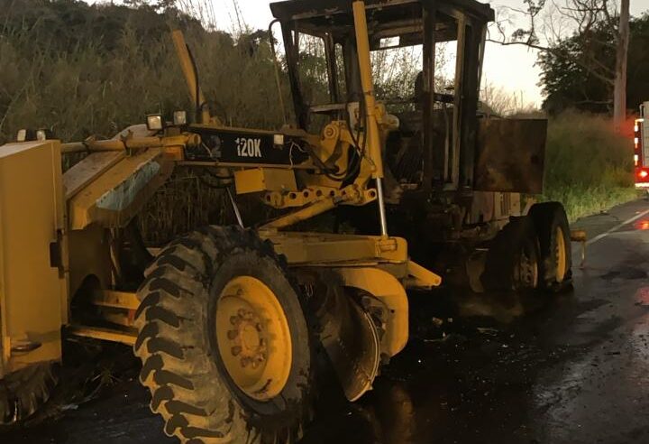 Incêndio atinge máquina da Prefeitura de Teixeiras em rodovia