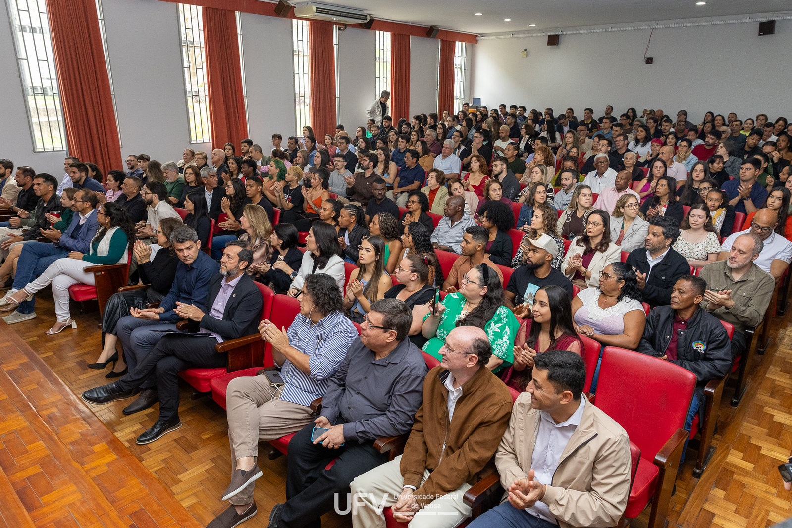 UFV Homenageia Formandos com Destaque em Cerimônia dos Centros de Ciências