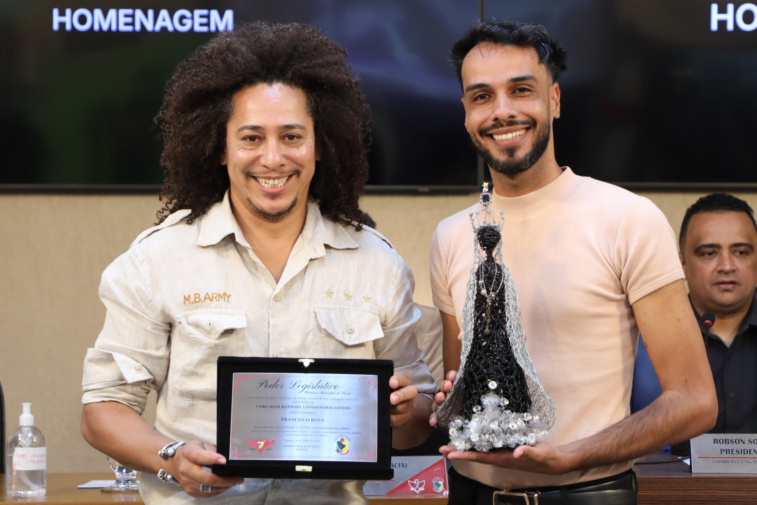 Artista Francisco Rosa recebe homenagem na Câmara de Viçosa