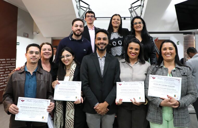 Câmara de Viçosa homenageia servidores do setor de Licitações da Prefeitura