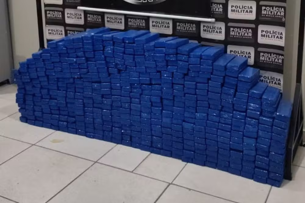 Muriaé: Mais de 400 barras de maconha são apreendidas em carro na BR-356