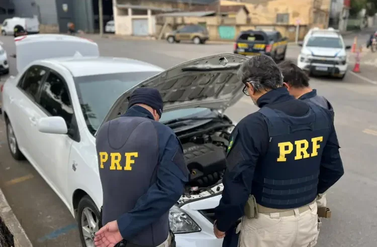 Polícia Rodoviária Federal recupera carro clonado, em Muriaé