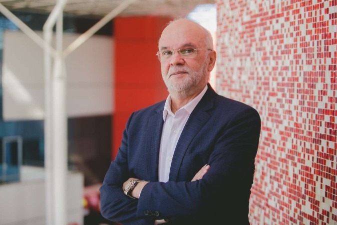 Ex-reitor da UFV lança livro sobre impactos da Inteligência Artificial na humanidade