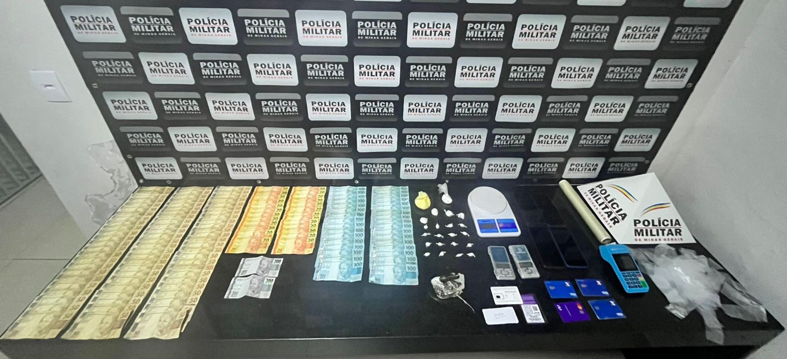 Polícia Militar prende foragido e apreende drogas, dinheiro e celulares em Ponte Nova