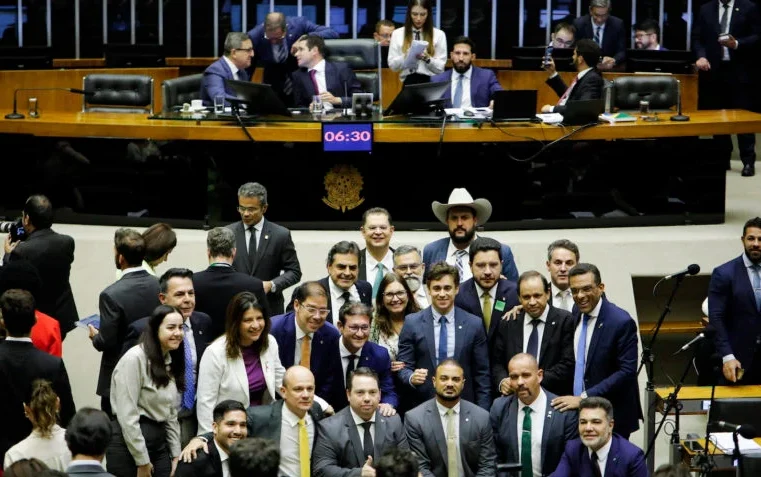 Câmara aprova PL da adultização com apoio de governo e oposição